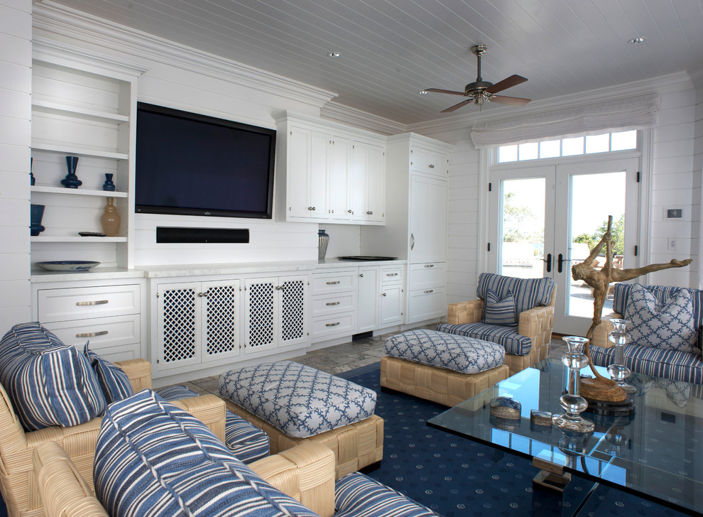 На фото: парадная, изолированная гостиная комната среднего размера в классическом стиле с белыми стенами, телевизором на стене, полом из керамогранита, серым полом и ковром на полу без камина с