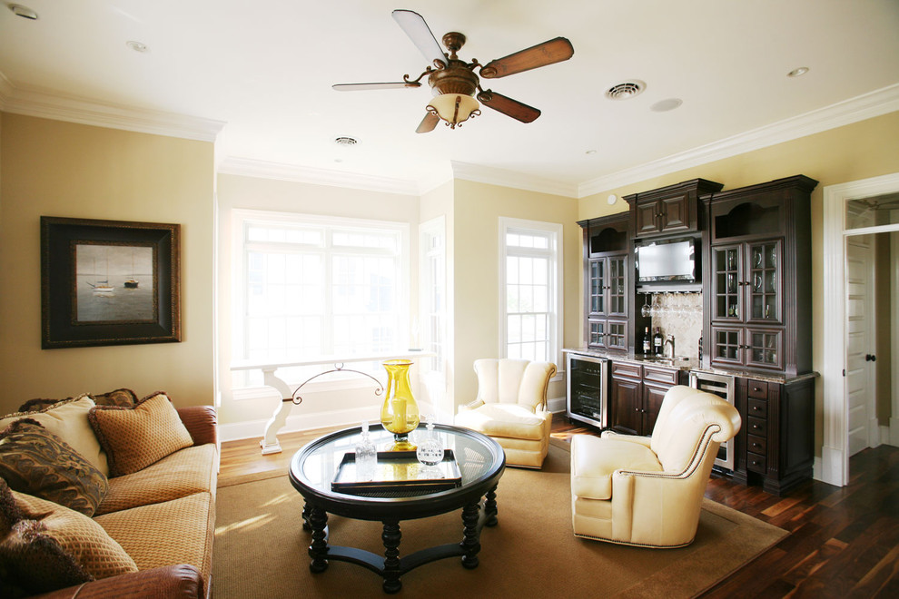 Immagine di un grande soggiorno classico con pareti beige e tappeto