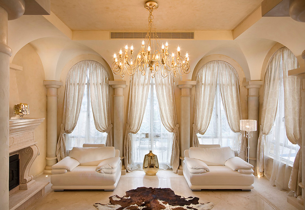 Modelo de salón mediterráneo con paredes beige, todas las chimeneas y cortinas