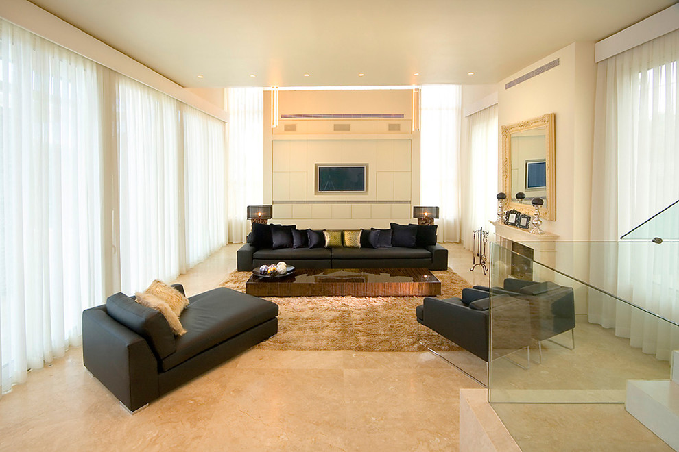 Идея дизайна: огромная гостиная комната в стиле модернизм с бежевыми стенами, стандартным камином, мультимедийным центром, мраморным полом и ковром на полу