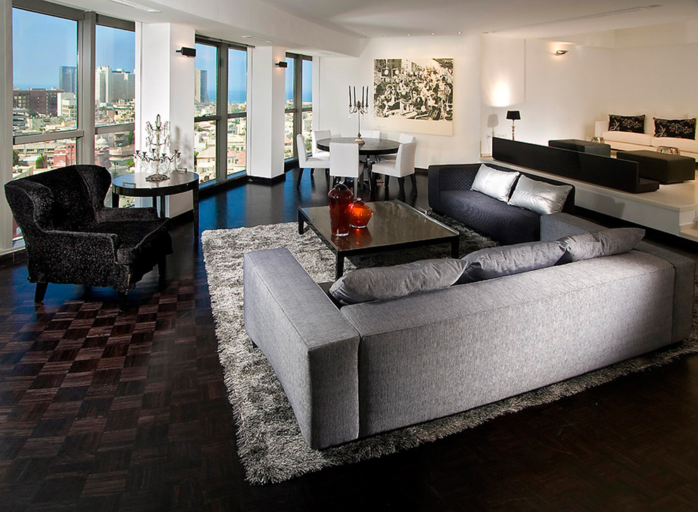 Пример оригинального дизайна: огромная гостиная комната в современном стиле с белыми стенами без телевизора