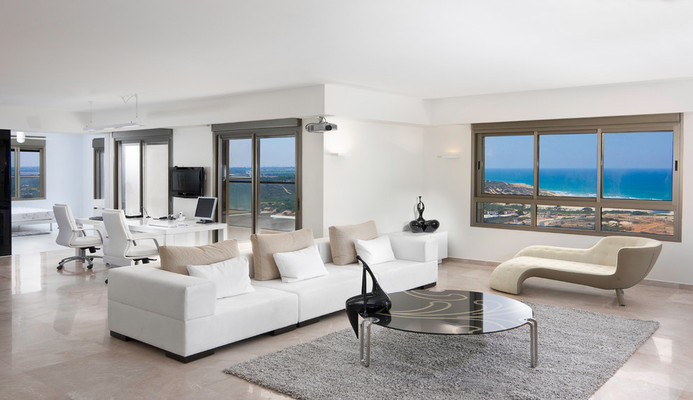 Idee per un soggiorno design aperto con pareti bianche, pavimento beige e tappeto