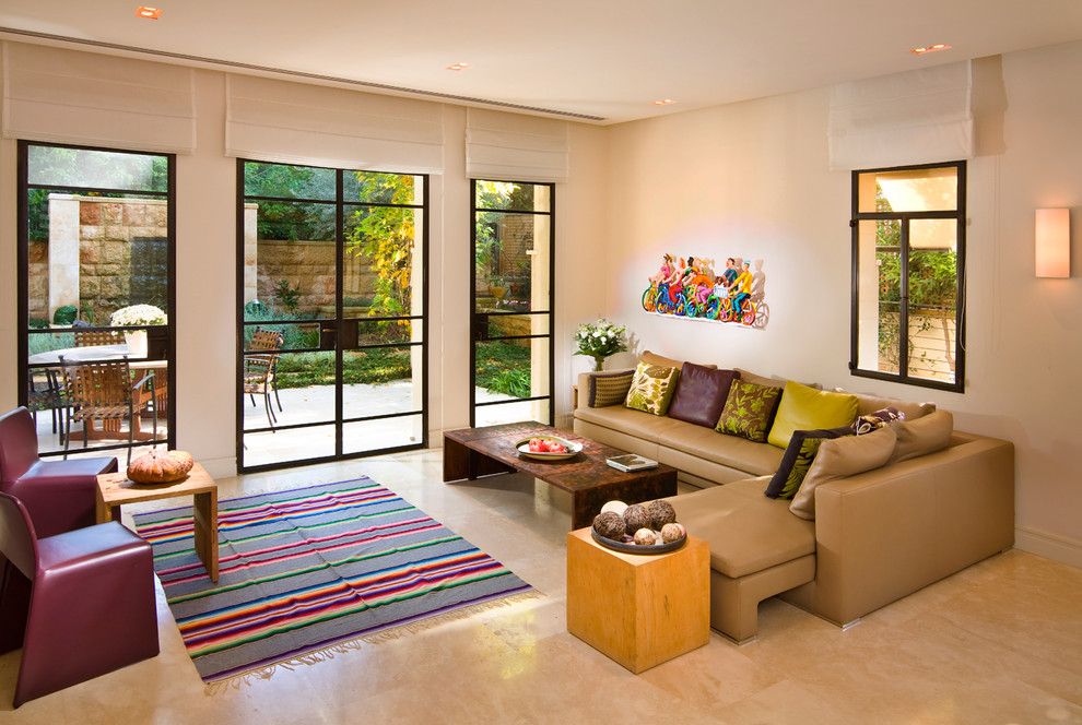 Идея дизайна: большая гостиная комната в современном стиле с мраморным полом и ковром на полу