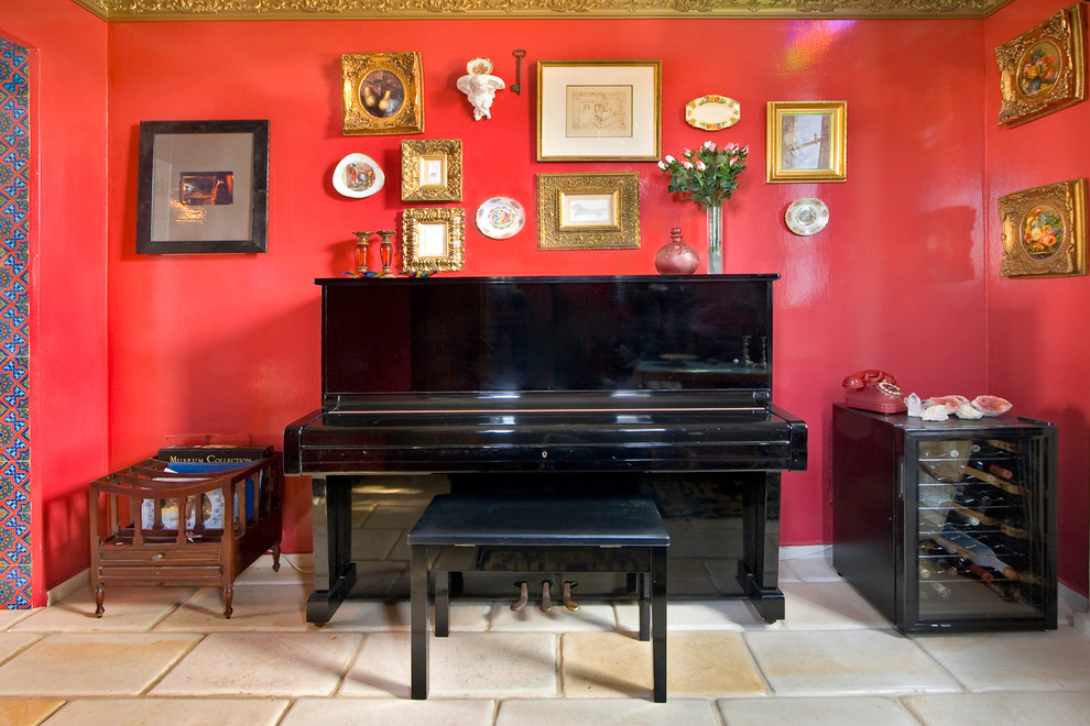 Cette photo montre un salon éclectique avec une salle de musique et un mur rouge.