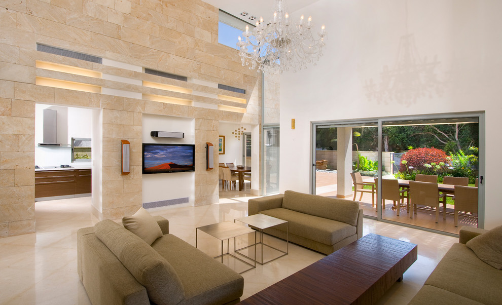 Idée de décoration pour un très grand salon minimaliste avec un mur beige et un mur en pierre.