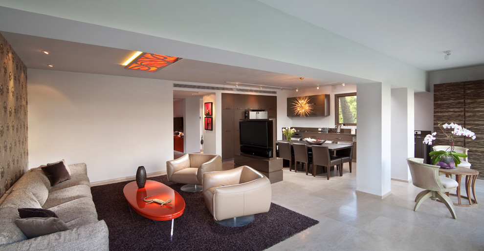Пример оригинального дизайна: открытая гостиная комната в стиле модернизм с белыми стенами и акцентной стеной