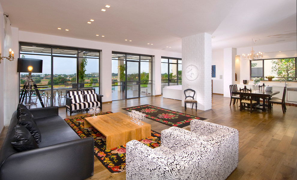 Foto di un ampio soggiorno minimal aperto con pavimento in legno massello medio