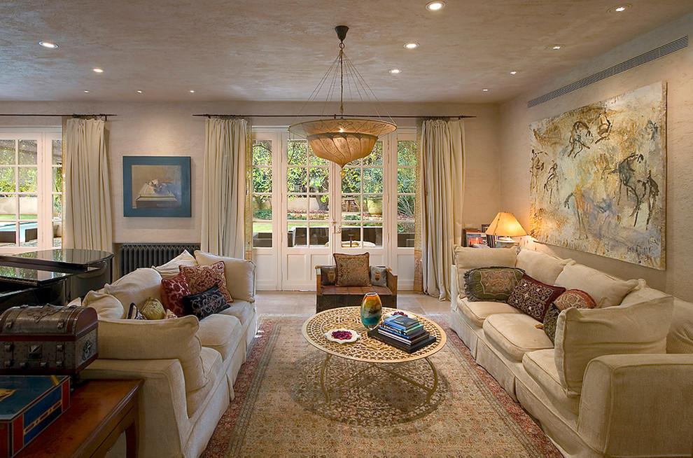 Foto di un soggiorno contemporaneo con sala della musica e pareti beige