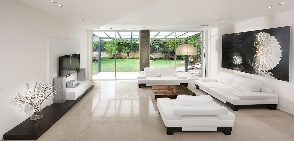Diseño de salón moderno extra grande sin chimenea con televisor colgado en la pared, suelo de mármol y suelo beige