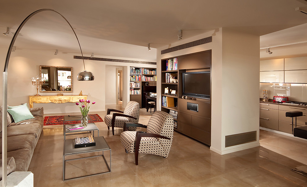 Пример оригинального дизайна: гостиная комната в современном стиле с мраморным полом и мультимедийным центром