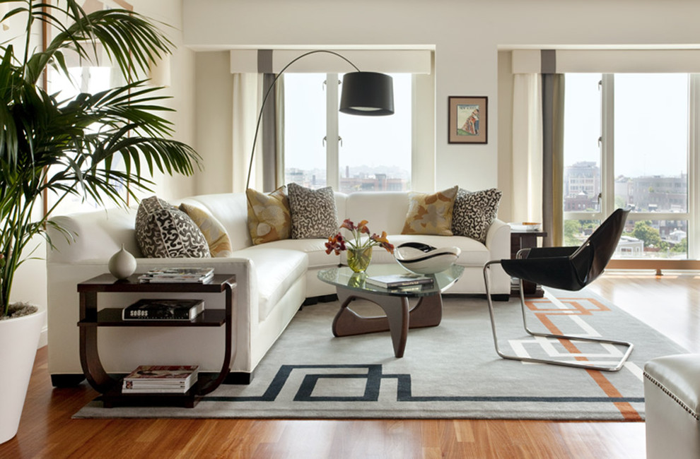 Стильный дизайн: гостиная комната:: освещение в современном стиле с белыми стенами, паркетным полом среднего тона и ковром на полу - последний тренд