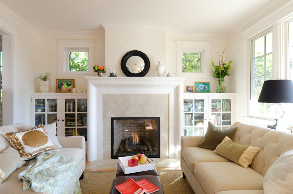 Mittelgroßes, Fernseherloses, Abgetrenntes Klassisches Wohnzimmer mit weißer Wandfarbe, hellem Holzboden, Kamin und Kaminumrandung aus Stein in Portland