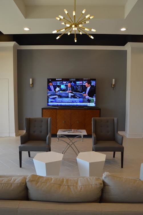 На фото: открытая гостиная комната среднего размера в современном стиле с музыкальной комнатой, серыми стенами, отдельно стоящим телевизором и полом из керамической плитки