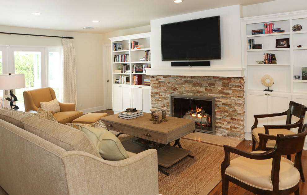 ロサンゼルスにある高級な中くらいなトランジショナルスタイルのおしゃれなLDK (白い壁、無垢フローリング、標準型暖炉、石材の暖炉まわり、壁掛け型テレビ) の写真