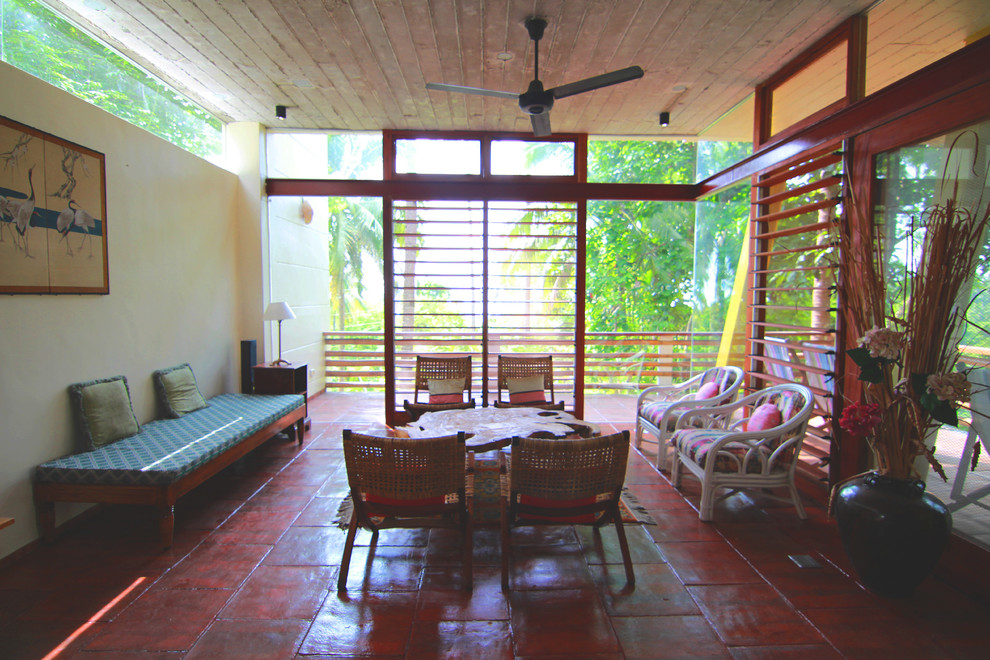 Idee per un grande soggiorno tropicale chiuso con pareti beige, pavimento con piastrelle in ceramica e pavimento rosso