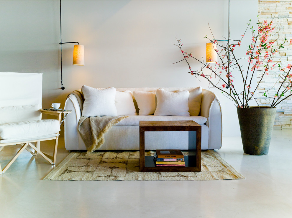 Свежая идея для дизайна: гостиная комната в современном стиле с бетонным полом - отличное фото интерьера