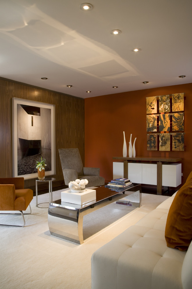Идея дизайна: изолированная гостиная комната в современном стиле с красными стенами и акцентной стеной