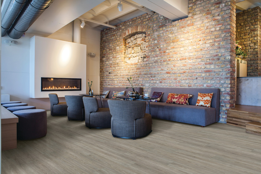 Foto de salón abierto urbano de tamaño medio sin televisor con paredes blancas, suelo de madera en tonos medios, chimenea lineal y marco de chimenea de yeso