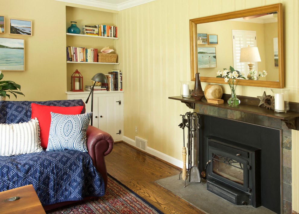 Cette image montre un salon bohème de taille moyenne et fermé avec un mur beige, un sol en bois brun, une cheminée standard et un manteau de cheminée en carrelage.