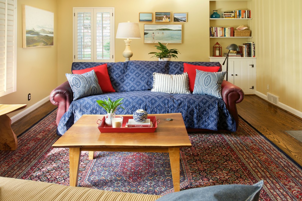 Esempio di un soggiorno eclettico di medie dimensioni e chiuso con pareti beige
