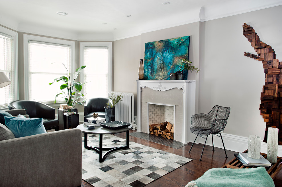 Idee per un soggiorno contemporaneo di medie dimensioni con pareti grigie, camino classico, nessuna TV e pavimento marrone