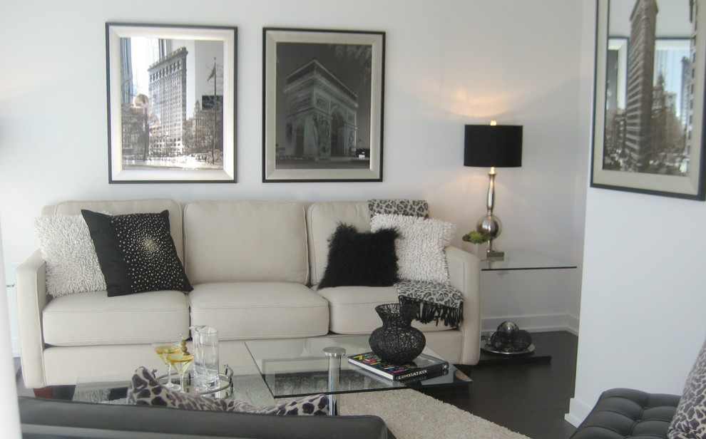Mittelgroßes, Repräsentatives, Offenes Modernes Wohnzimmer ohne Kamin mit dunklem Holzboden, freistehendem TV und weißer Wandfarbe in Toronto