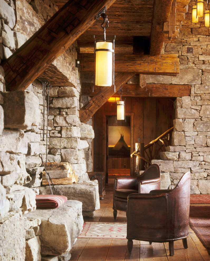 Inspiration för rustika vardagsrum, med mellanmörkt trägolv och en spiselkrans i sten