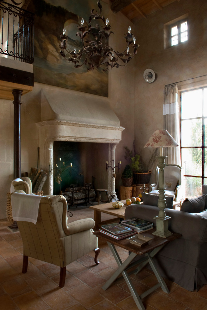 Пример оригинального дизайна: большая парадная, открытая гостиная комната в средиземноморском стиле с коричневыми стенами, полом из терракотовой плитки и фасадом камина из камня без камина, телевизора