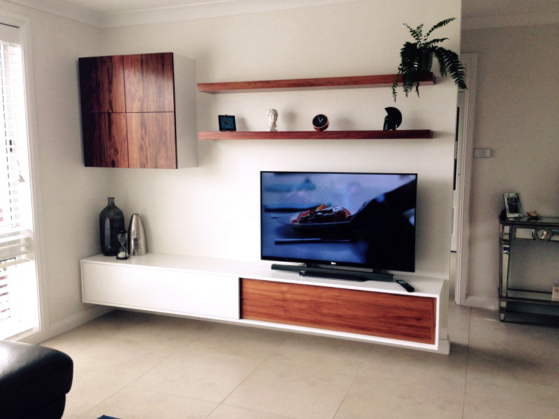 На фото: гостиная комната в современном стиле с белыми стенами, полом из керамической плитки и отдельно стоящим телевизором