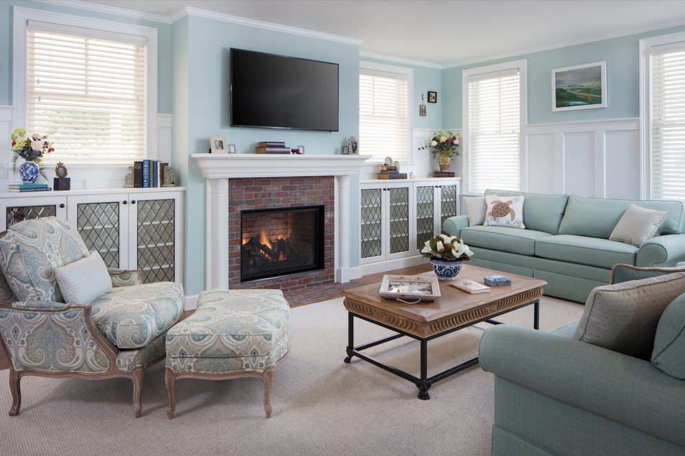 На фото: большая изолированная гостиная комната в классическом стиле с ковровым покрытием, стандартным камином, фасадом камина из дерева, синими стенами, телевизором на стене и бежевым полом