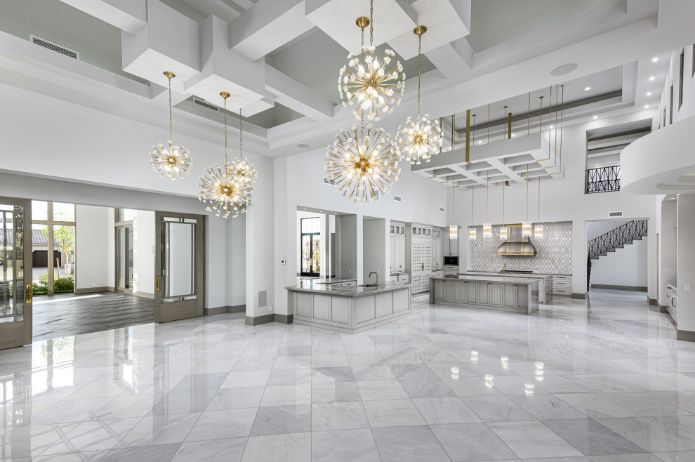 Cette photo montre un très grand salon moderne ouvert avec un mur blanc, un sol en marbre, un sol gris et un plafond voûté.