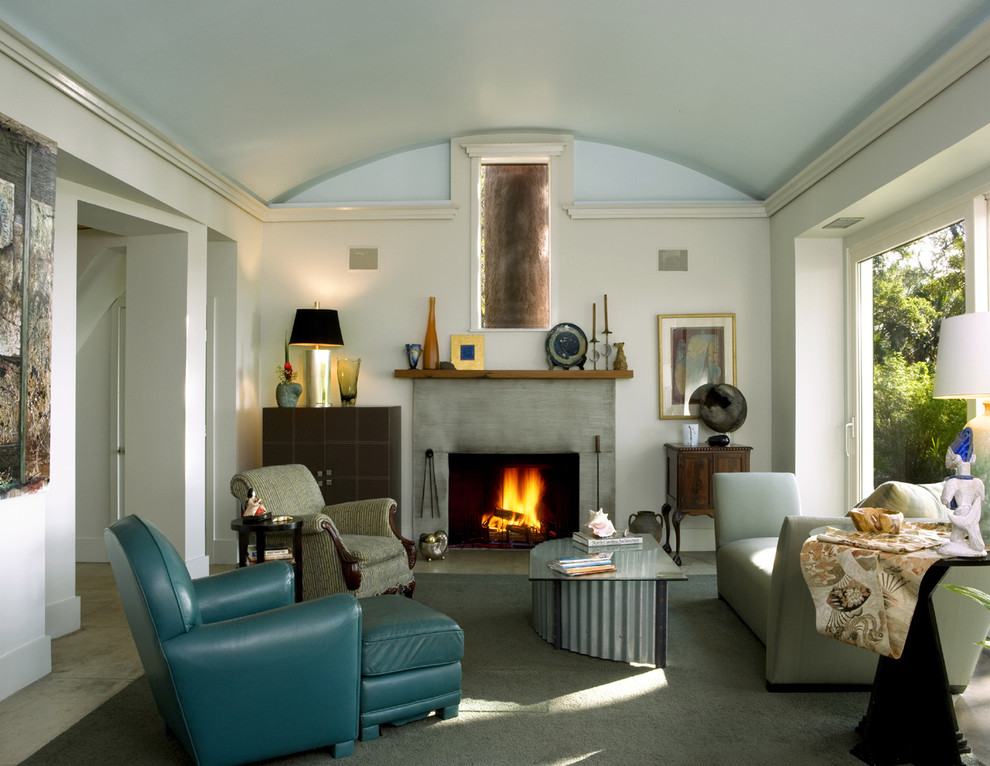 Пример оригинального дизайна: открытая гостиная комната среднего размера:: освещение в современном стиле с стандартным камином, бетонным полом и фасадом камина из бетона