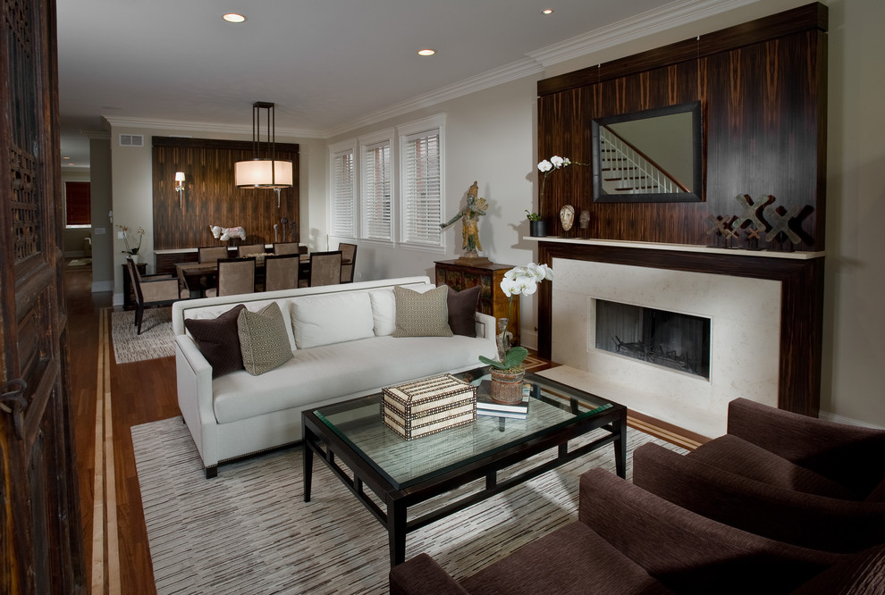 На фото: гостиная комната среднего размера в современном стиле с бежевыми стенами и ковром на полу без телевизора с