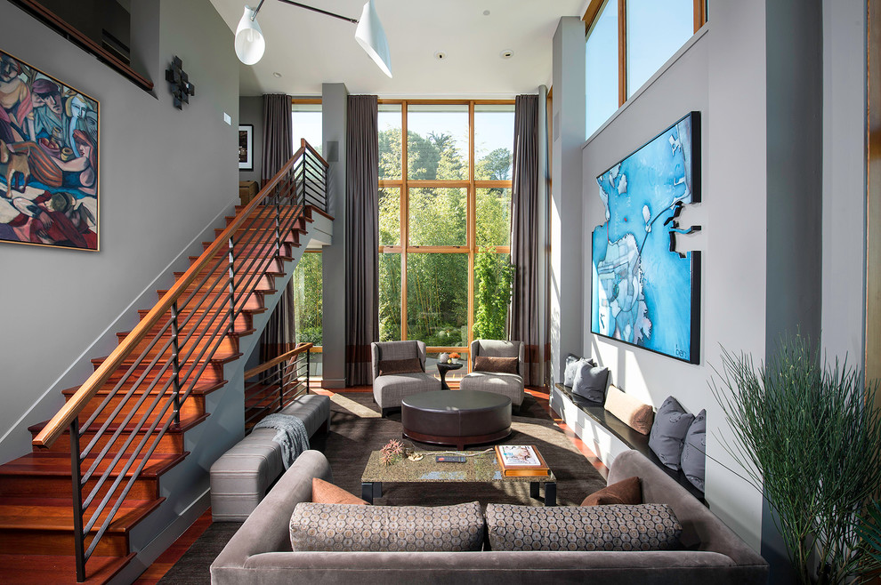Стильный дизайн: большая открытая гостиная комната в современном стиле с серыми стенами, темным паркетным полом и коричневым полом без камина - последний тренд