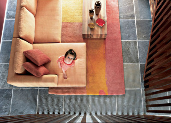 Exempel på ett mellanstort modernt loftrum, med ett finrum, flerfärgade väggar och klinkergolv i keramik