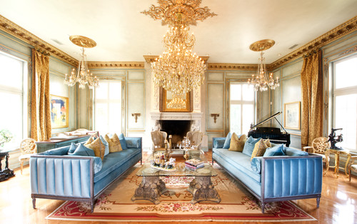 золотая лепнина два больших голубых дивана напротив друг друга