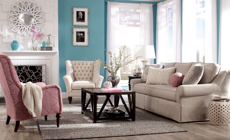 Foto di un grande soggiorno design aperto con pareti blu, pavimento in legno massello medio, camino classico e cornice del camino in intonaco