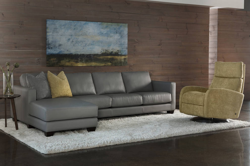 Ejemplo de salón para visitas abierto minimalista de tamaño medio sin chimenea y televisor con suelo de cemento, suelo gris y paredes marrones