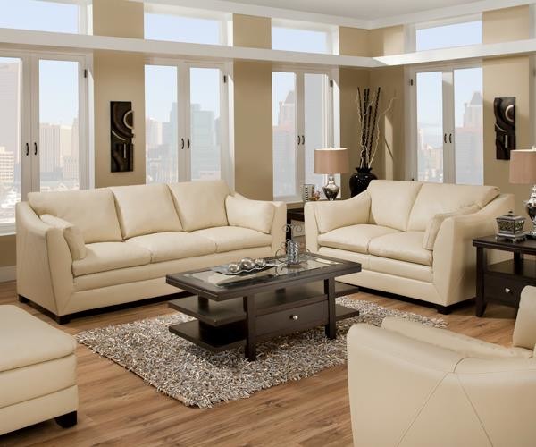 Foto di un soggiorno minimal di medie dimensioni e aperto con sala formale, pareti beige e pavimento in legno massello medio