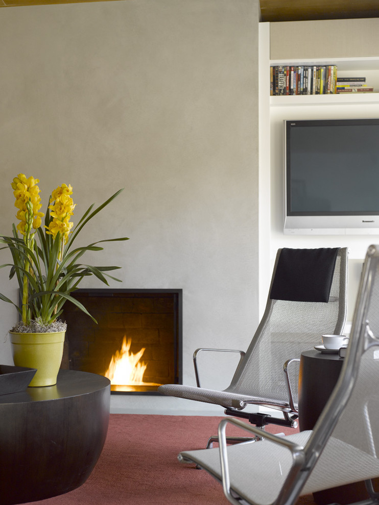 Bild på ett funkis vardagsrum, med en standard öppen spis och en väggmonterad TV