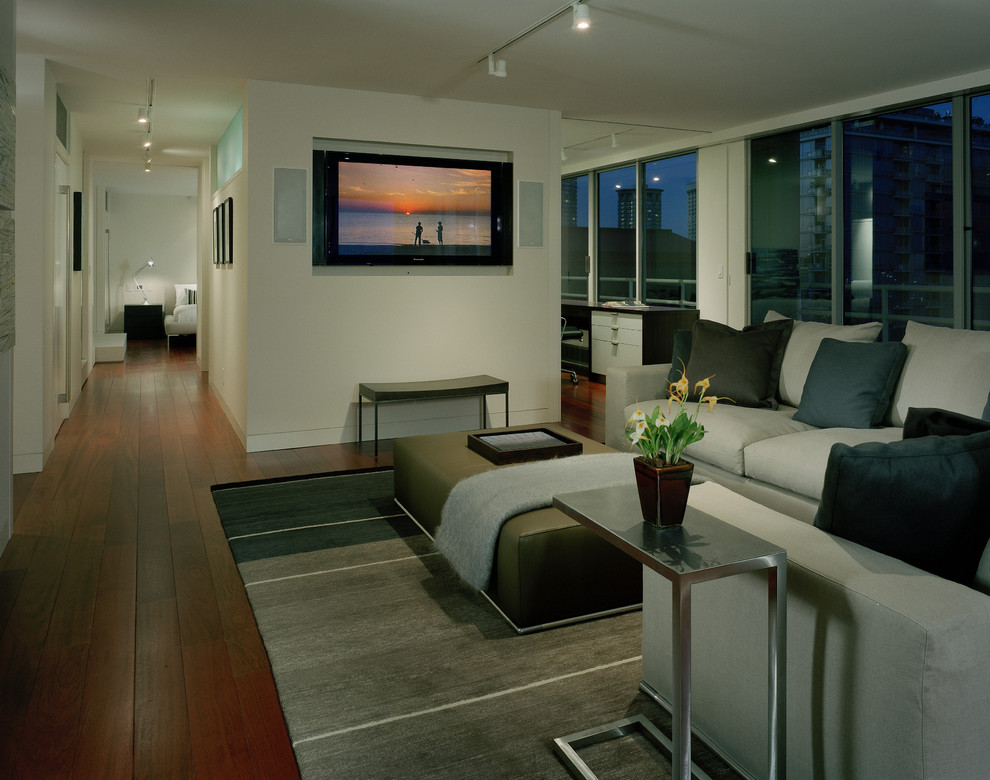 Modernes Wohnzimmer mit weißer Wandfarbe und Multimediawand in Seattle