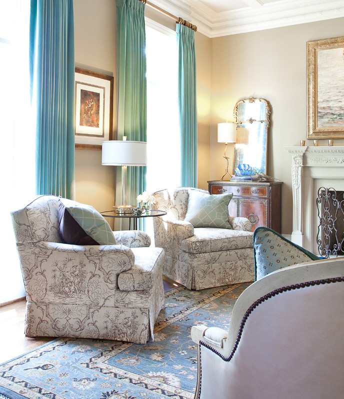 Mittelgroßes Klassisches Wohnzimmer mit beiger Wandfarbe und braunem Holzboden in Dallas