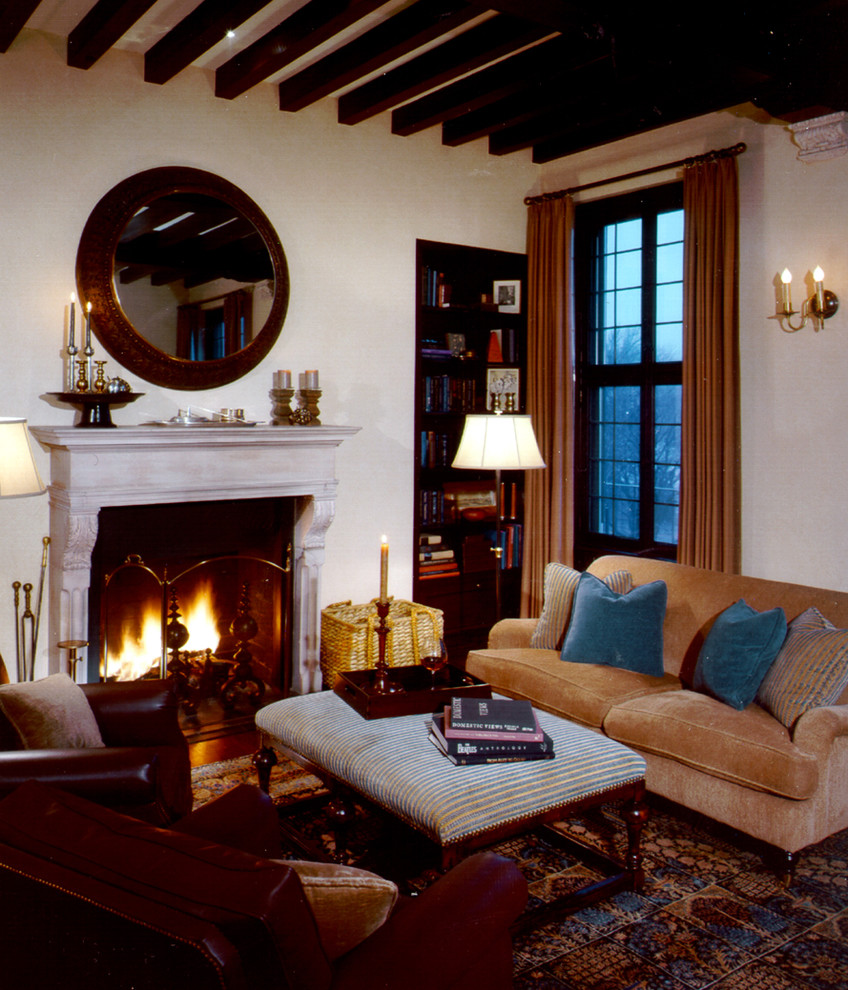 Идея дизайна: гостиная комната в классическом стиле с красивыми шторами