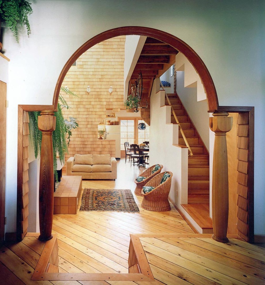 Modernes Wohnzimmer mit braunem Holzboden und Rundbogen in San Francisco