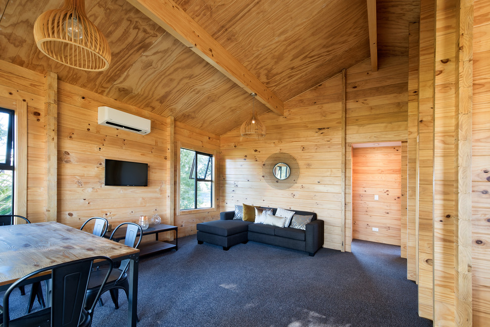 Идея дизайна: маленькая открытая гостиная комната в скандинавском стиле с коричневыми стенами, ковровым покрытием и серым полом для на участке и в саду