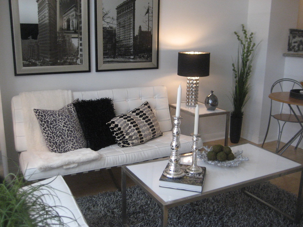 Пример оригинального дизайна: маленькая открытая гостиная комната в современном стиле с белыми стенами, светлым паркетным полом и бежевым полом без камина, телевизора для на участке и в саду