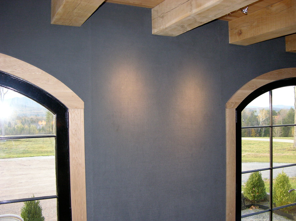 Foto di un grande soggiorno bohémian aperto con pareti grigie, parquet chiaro, cornice del camino in pietra, TV a parete e sala formale