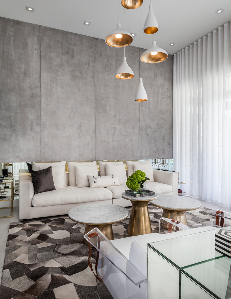 Cette image montre un grand salon design ouvert avec une salle de réception, un mur gris et un sol en marbre.