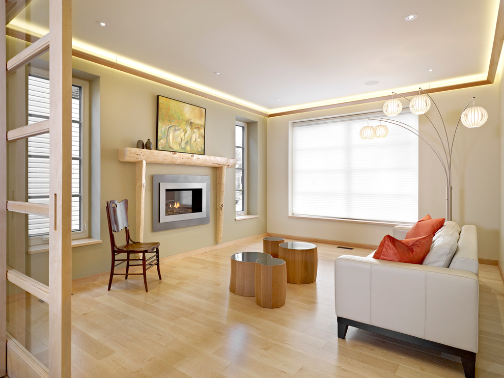 Modernes Wohnzimmer mit beiger Wandfarbe und hellem Holzboden in Edmonton