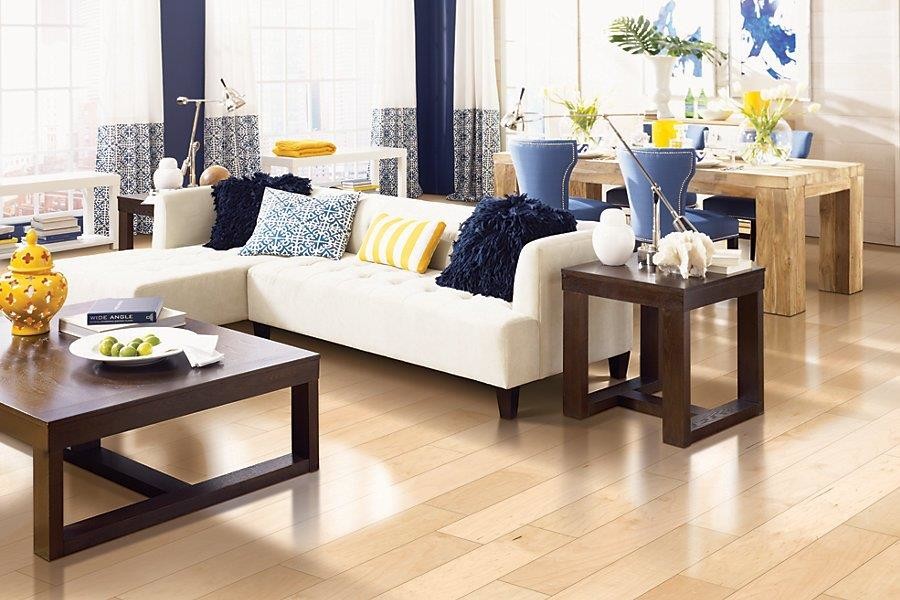 Foto di un soggiorno chic di medie dimensioni e aperto con parquet chiaro, pareti beige e pavimento beige